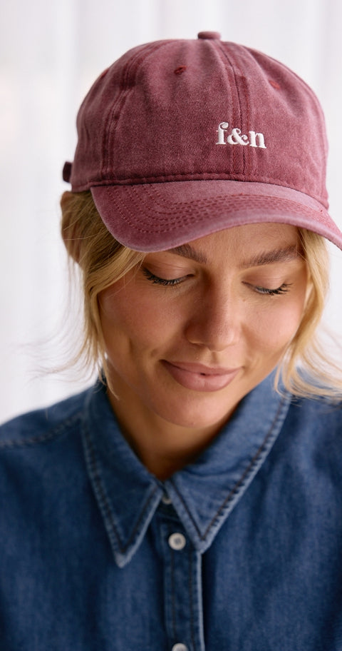 FEATHER AND NOISE Gigi Washed Denim Hat Burgundy